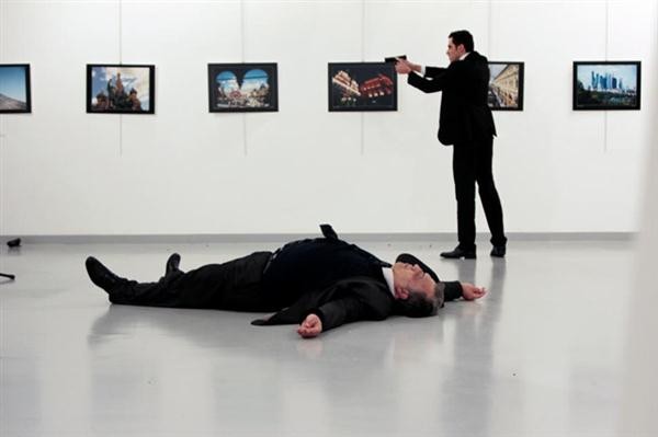 Turquie: l'ambassadeur russe assassiné à Ankara, l'assaillant évoque Alep - ảnh 1